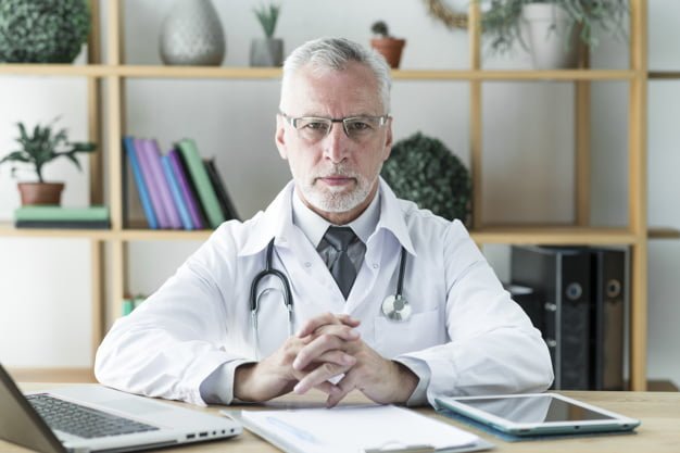 Viagra Natural quais são os Melhores? 7 medico olhando