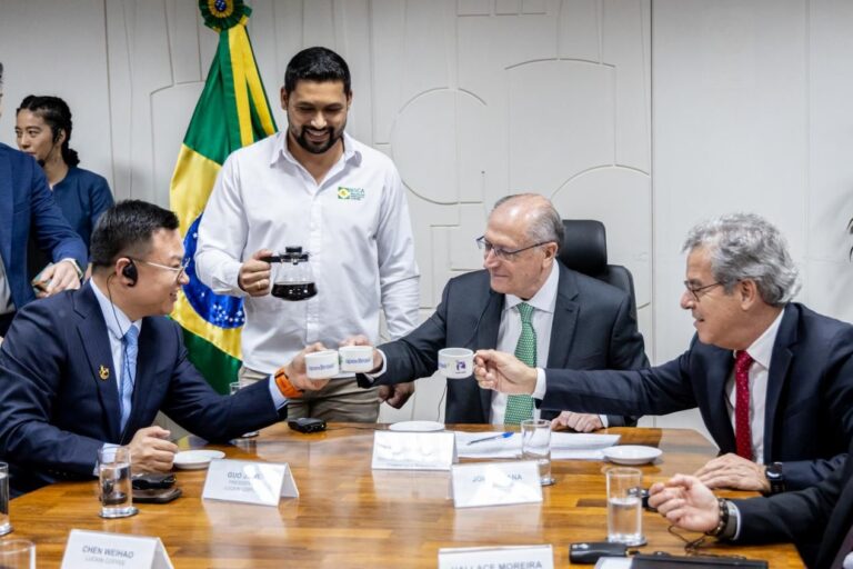 Luckin Coffee assina Memorando de Entendimento (MOU) para aquisição de grãos de café no valor de um bilhão de dólares com o Brasil durante a Cimeira do G20, fortalecendo a cooperação sino-brasileira na indústria cafeeira. 1 lukin coffe 2