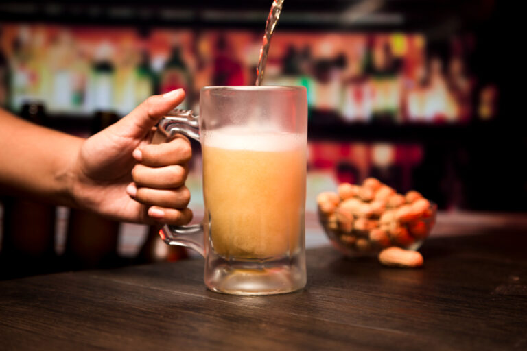 Cuidados ao beber demais e minimizar os efeitos do álcool 1 Copo de Cerveja